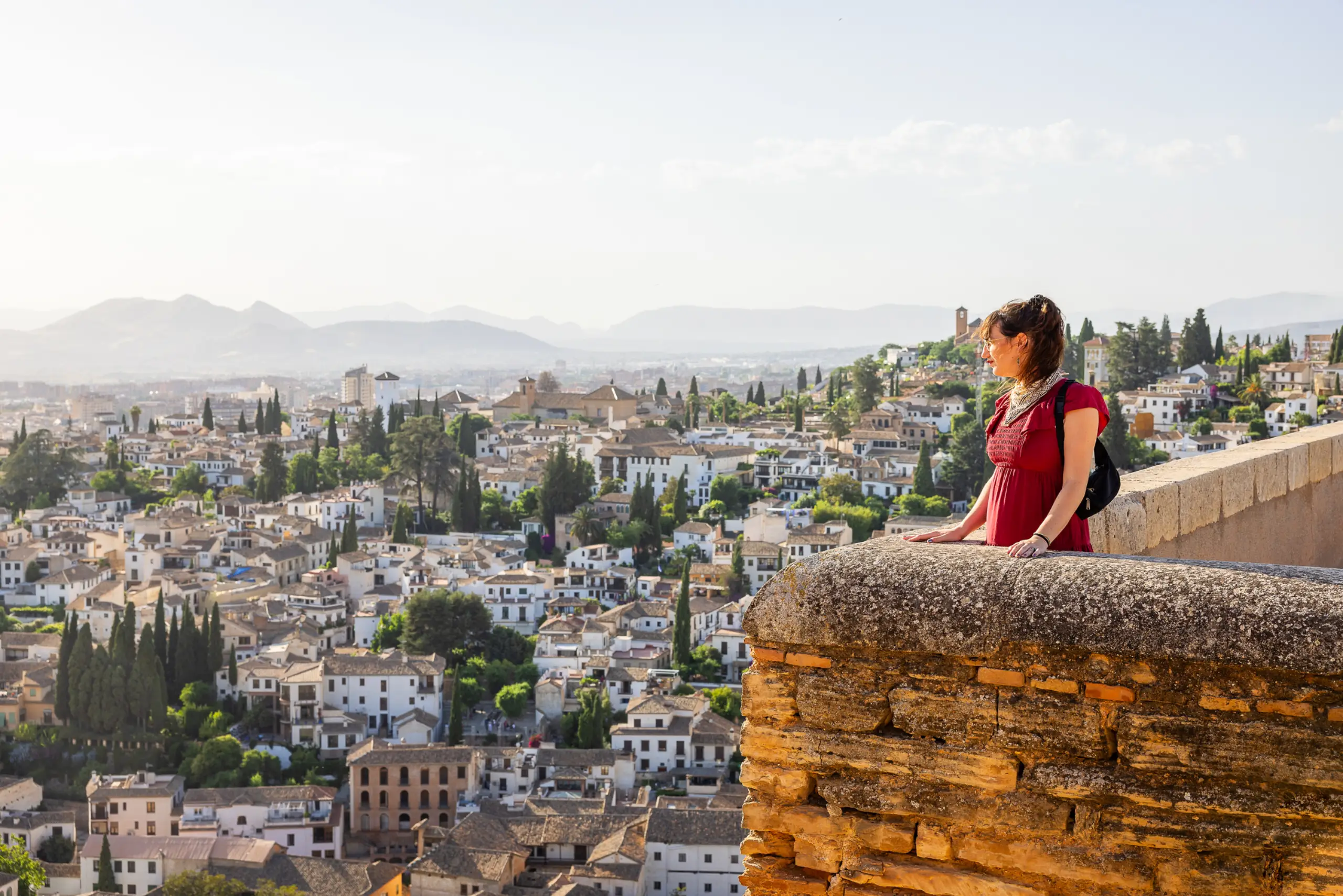 mujer-en-el-mirador-de-granada